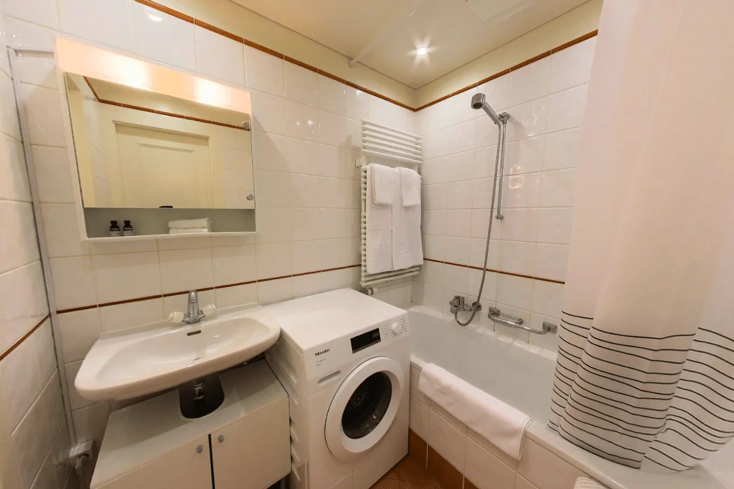 1-Zimmer möblierte geräumige Wohnung mit Balkon in Genf! - Foto 11 von 13