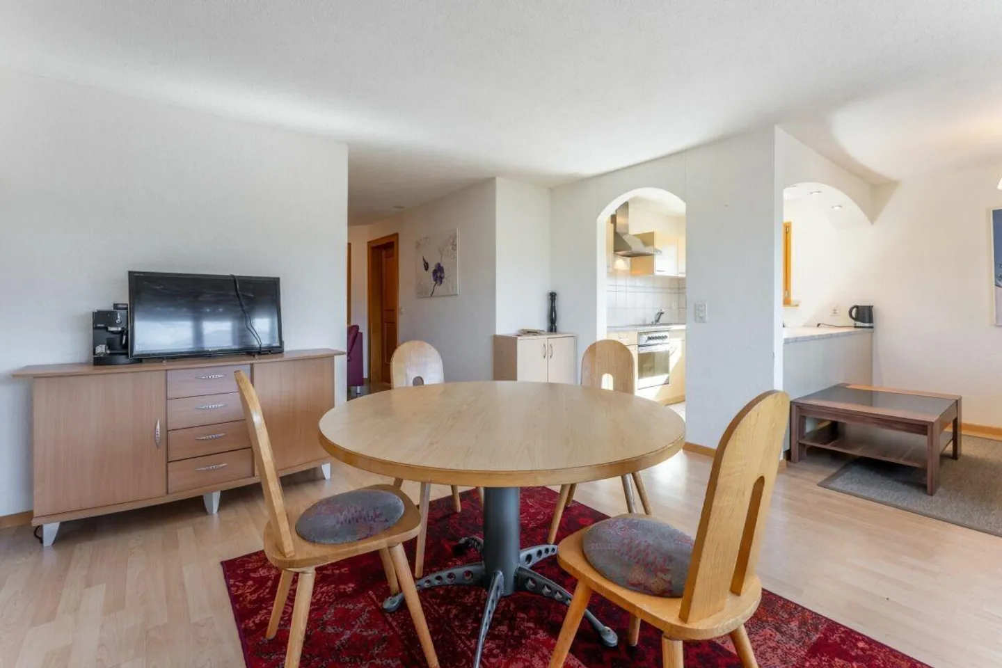 Bellissimo appartamento per vacanze luminoso 3 ½ locali arredato in posizione sud a Flims Dorf - Foto 2 di 6