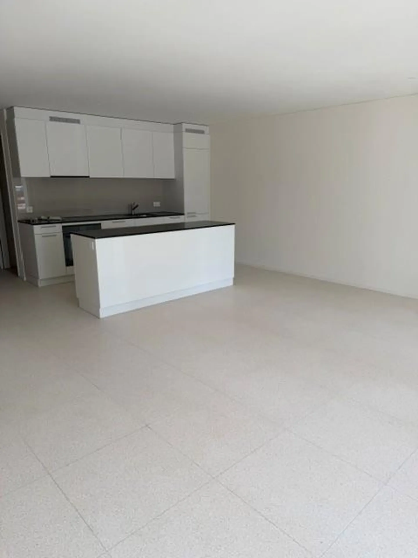 Exclusive 2.5-room apartment on the ground floor - modern & comfortable - Photo 4 of 12