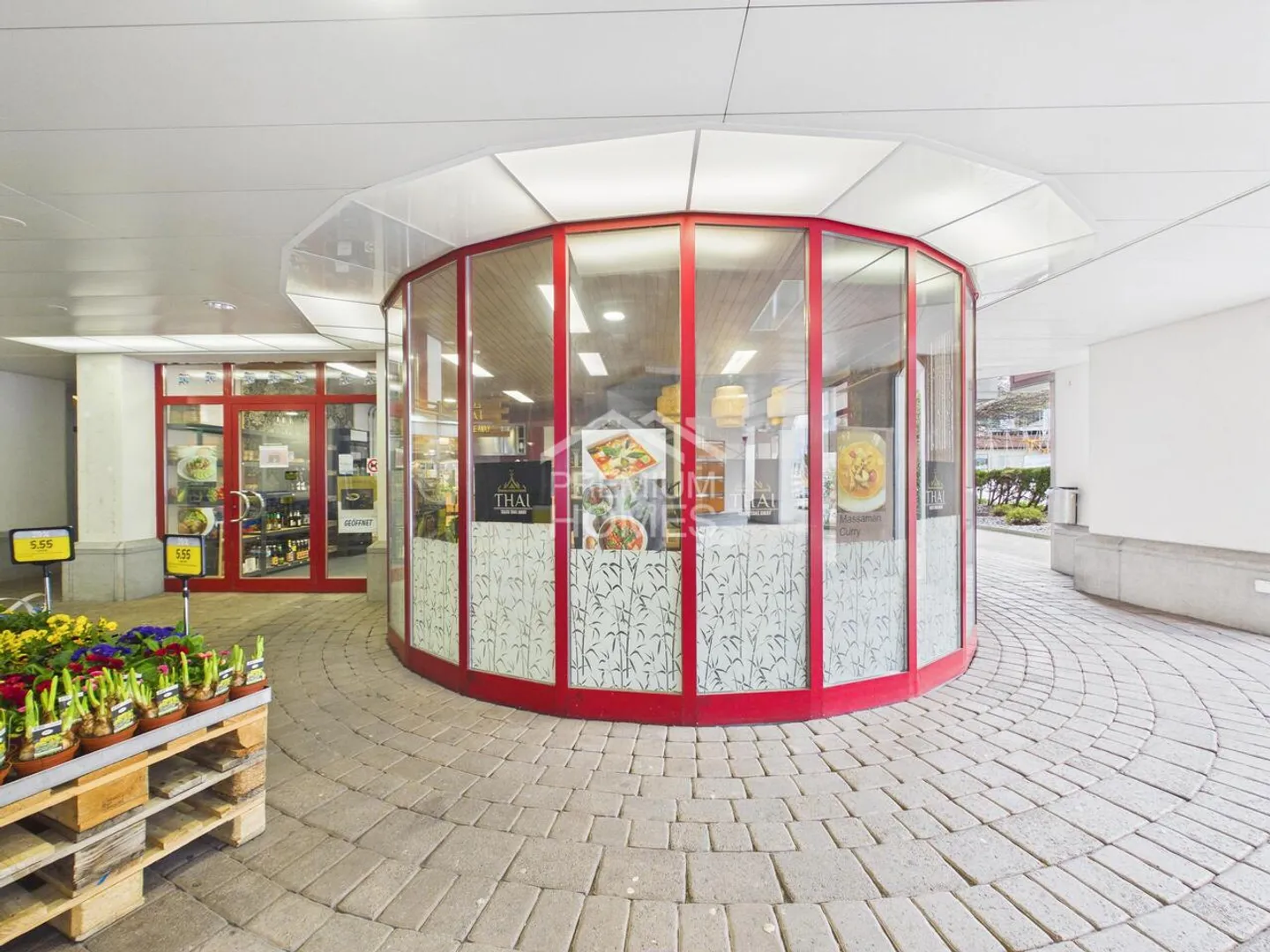 Small restaurant with extra living potential - Photo 3 of 11