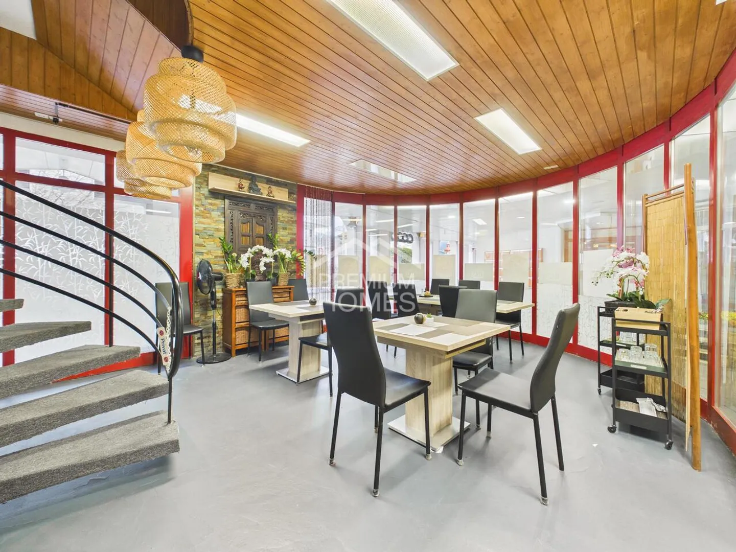 Small restaurant with extra living potential - Photo 4 of 11