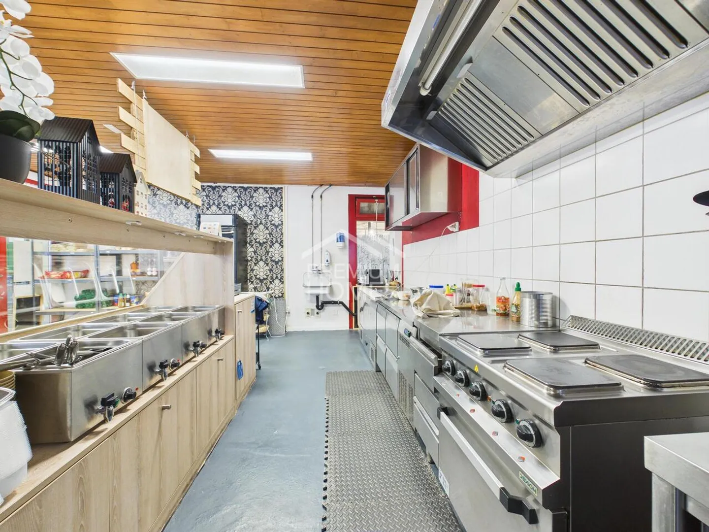 Small restaurant with extra living potential - Photo 5 of 11