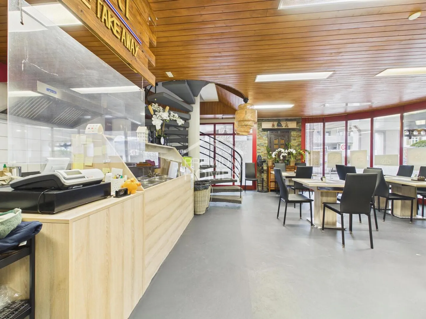 Small restaurant with extra living potential - Photo 6 of 11