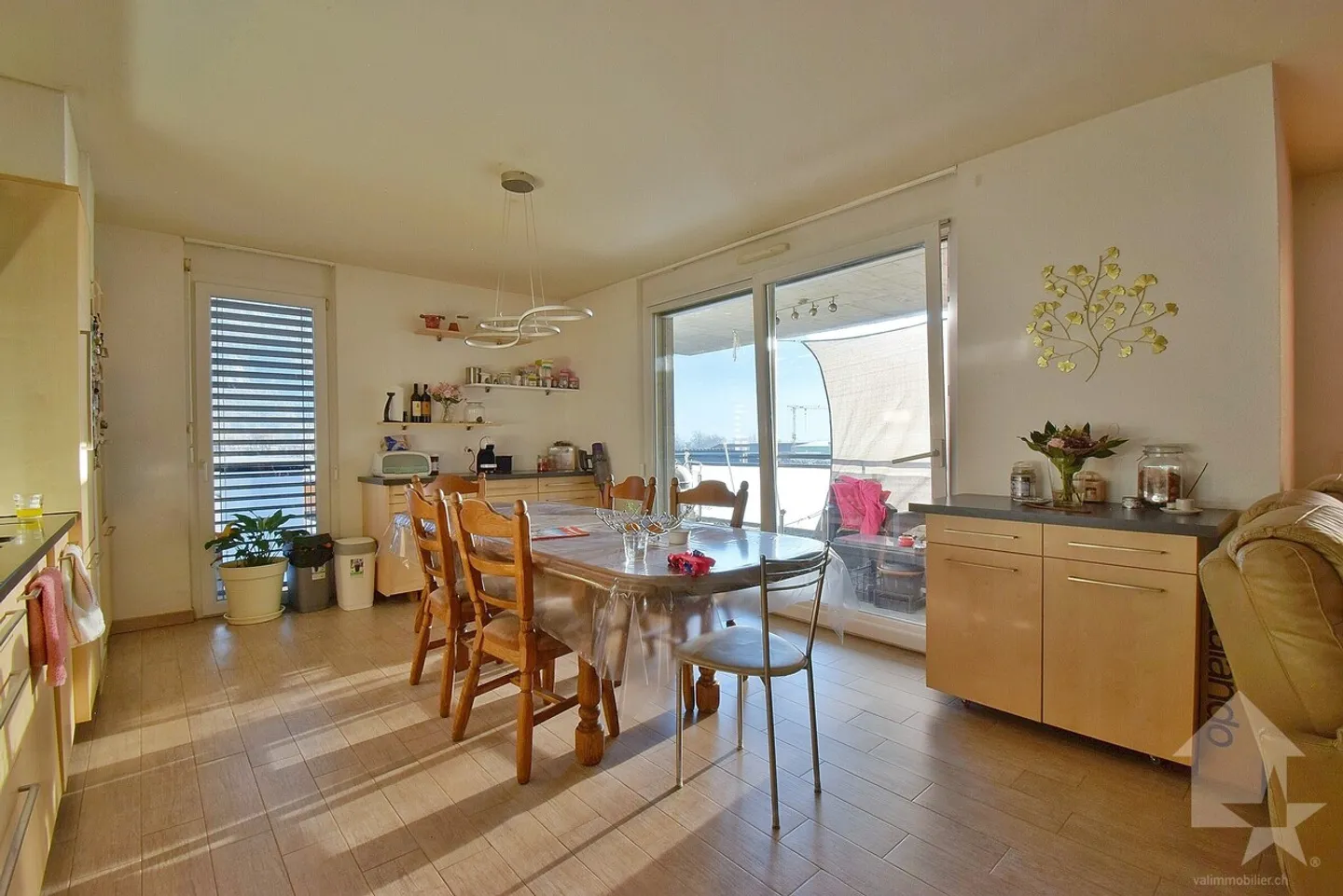 Pretty 4.5 rooms, spacious and including 1 parking space - Photo 2 of 12