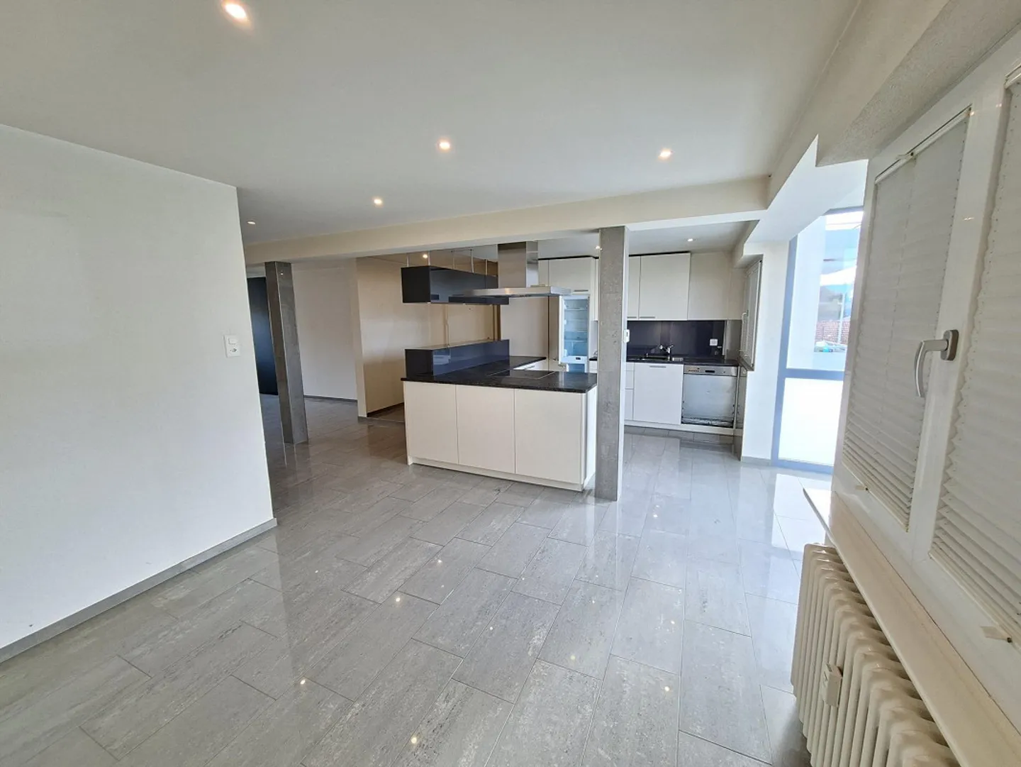 Charmante appartement 2.5 pièces avec balcon - Photo 2 sur 6