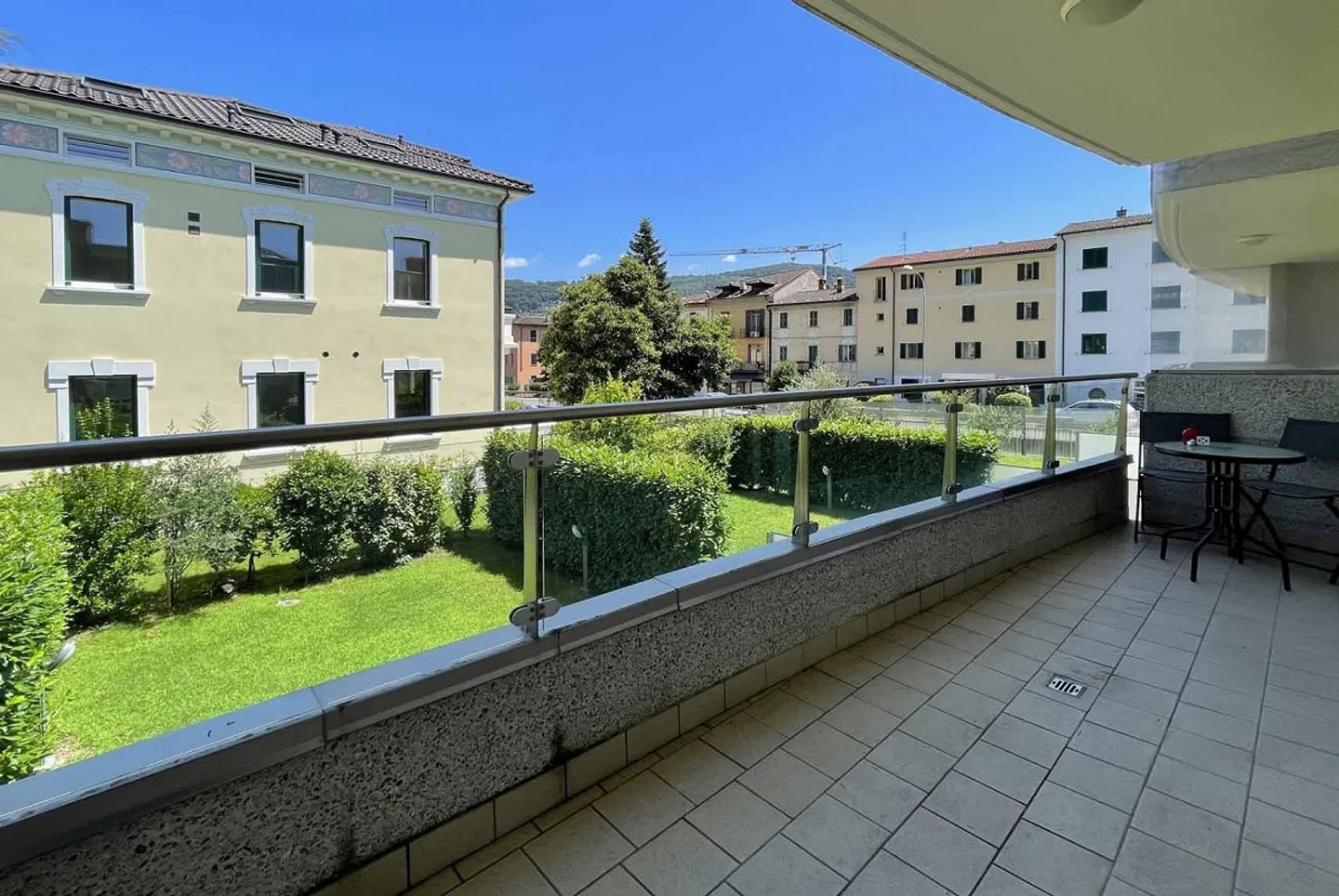 BRIGHT AND ELEGANT 2.5 ROOMS WITH TERRACE IN MAGLIASO - Photo 2 of 7