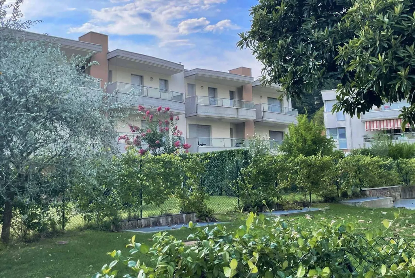 BRIGHT AND ELEGANT 2.5 ROOMS WITH TERRACE IN MAGLIASO - Photo 6 of 7