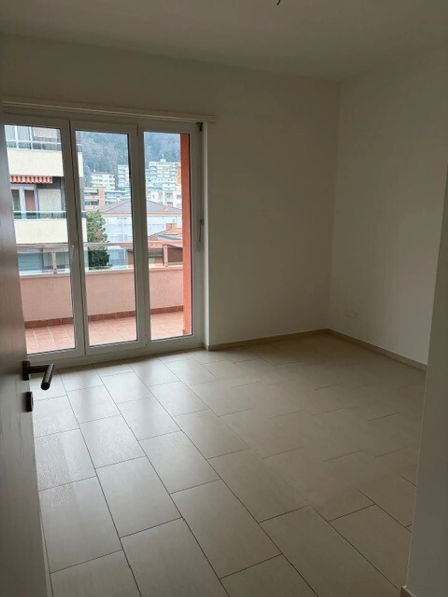 ENSOLEILLÉ 3.5 PIÈCES DANS UN IMMEUBLE AVEC PISCINE - Photo 2 sur 6