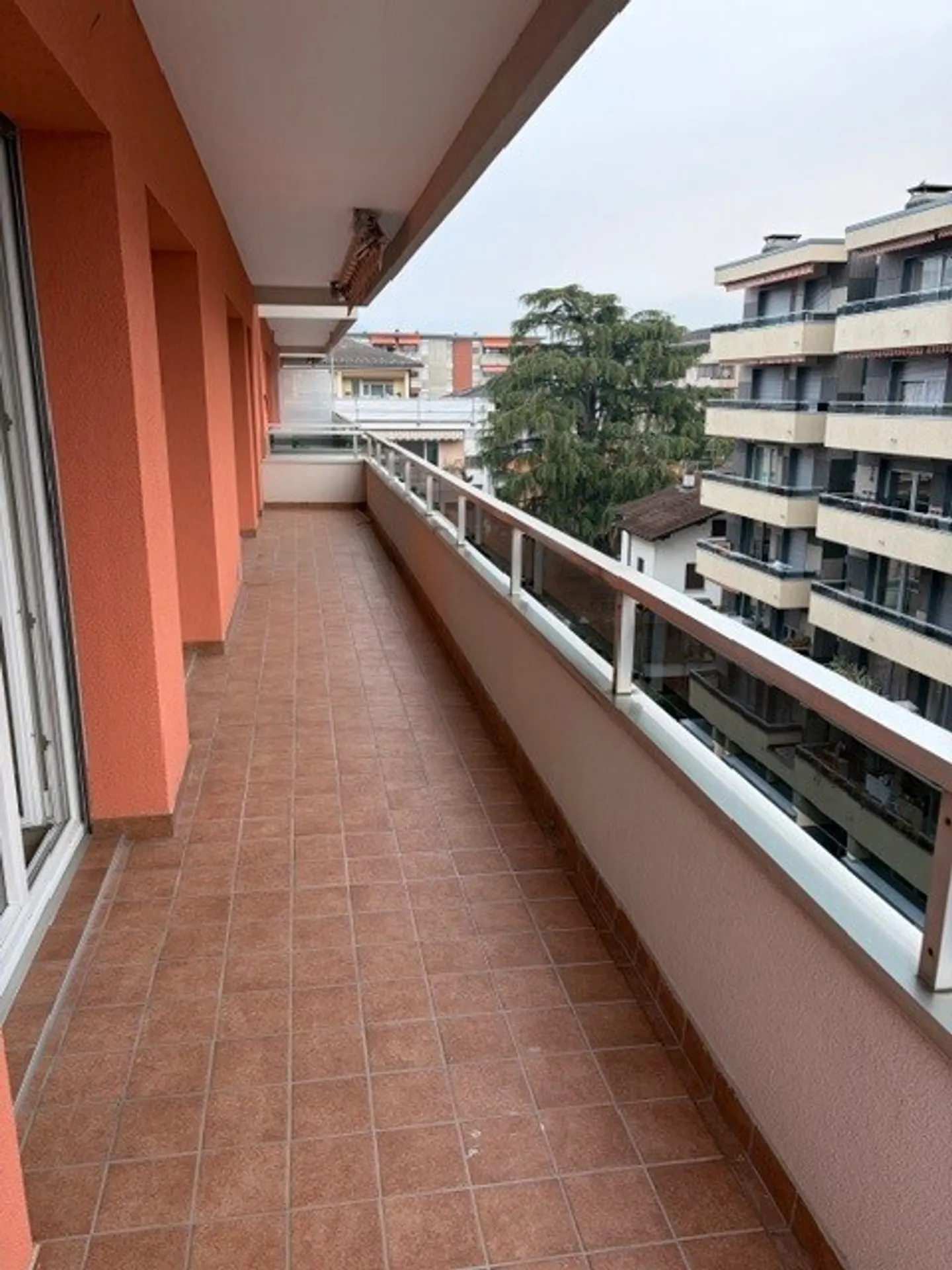 ENSOLEILLÉ 3.5 PIÈCES DANS UN IMMEUBLE AVEC PISCINE - Photo 6 sur 6