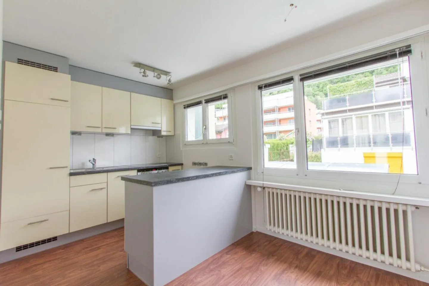 Living in a central and quiet location - Photo 3 of 10