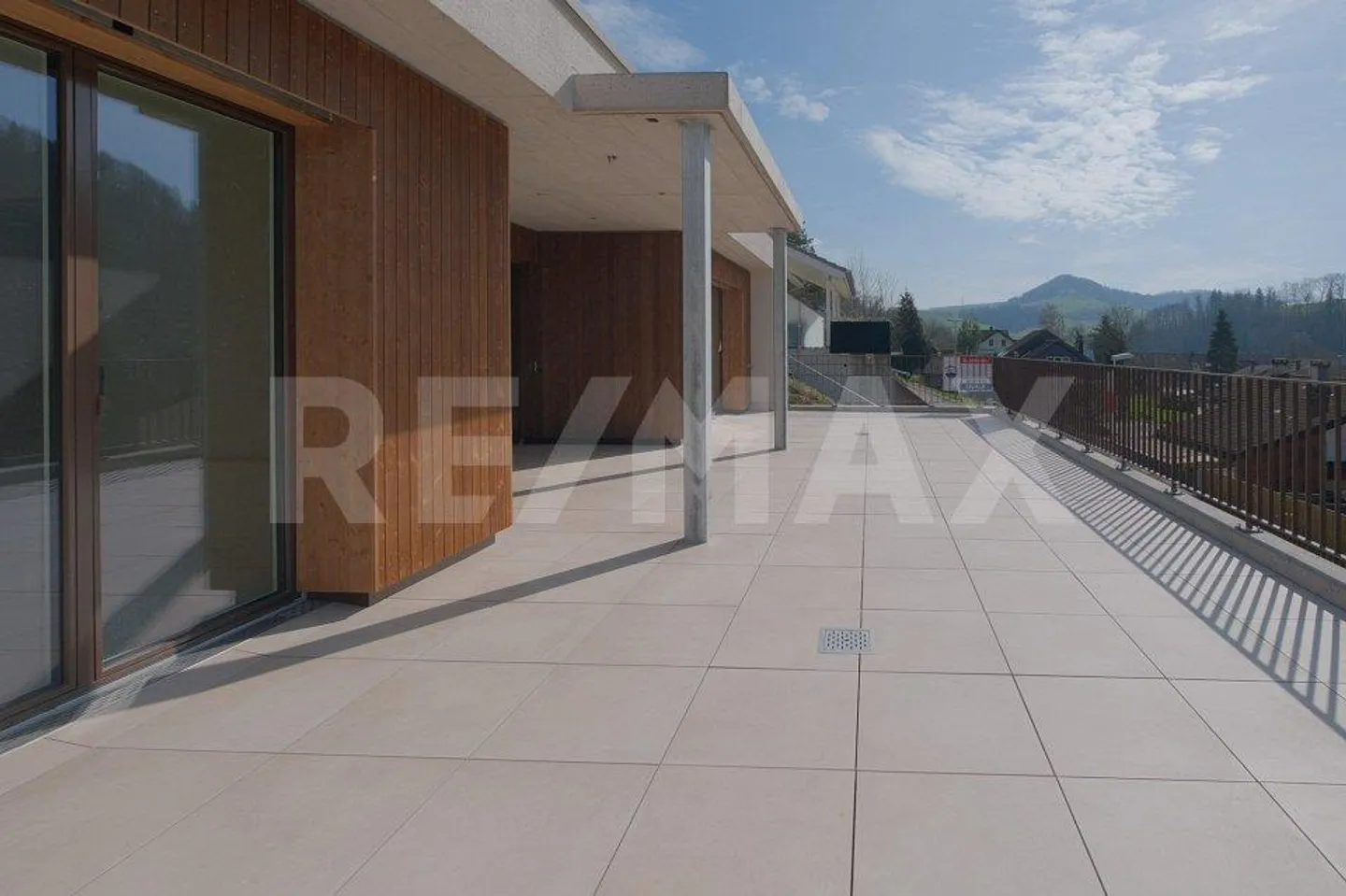 Stilvolles Terrassenhaus mit Aussicht - Foto 2 von 13