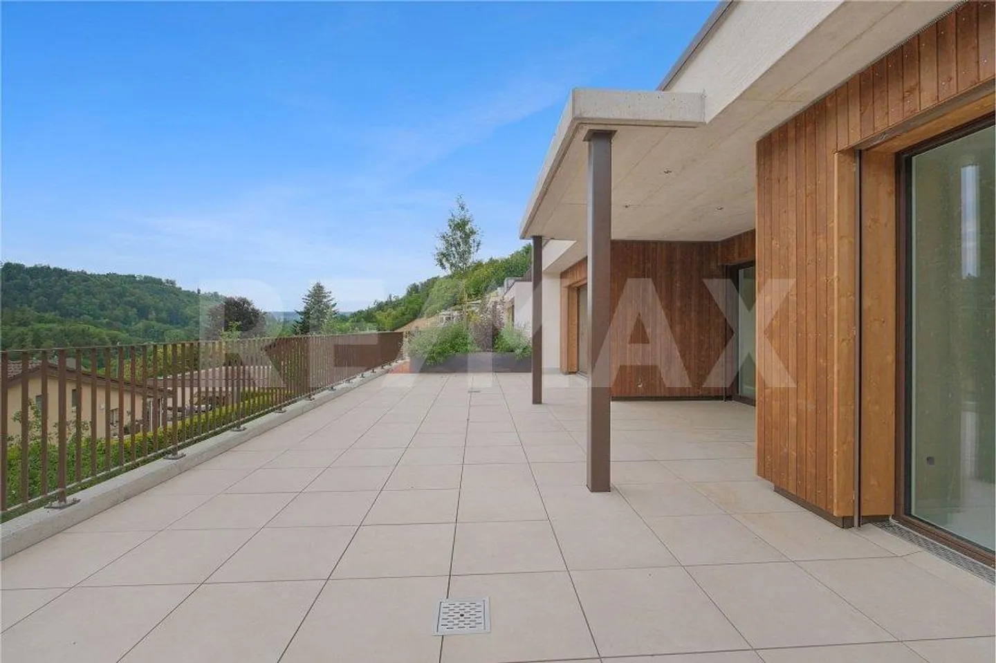 Stilvolles Terrassenhaus mit Aussicht - Foto 3 von 13