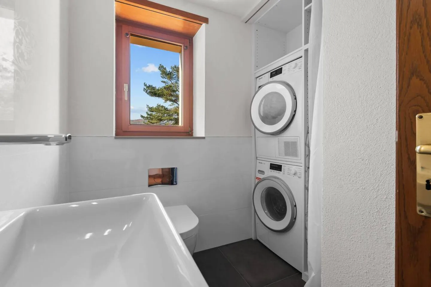 Maisonette apartment with fireplace, garden seating area and 2 outdoor parking spaces! - Photo 5 of 17