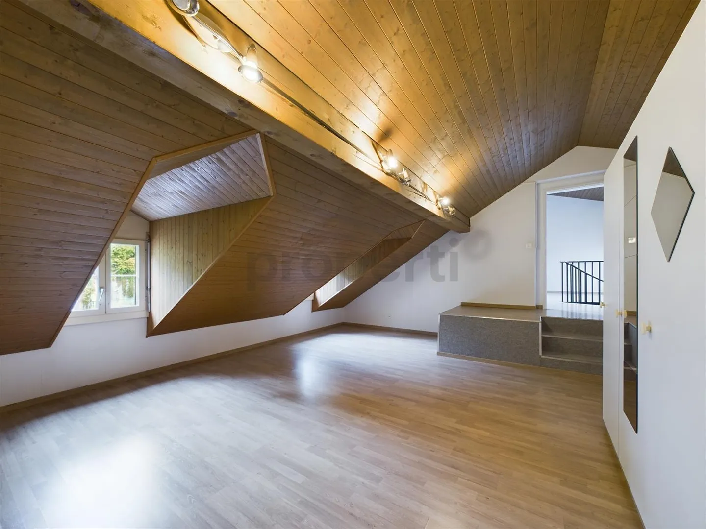 Esclusivo appartamento duplex 3.5 con fascino e stile a Thun - Foto 6 di 13