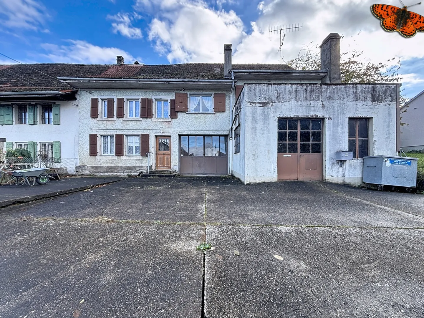 Authentic mixed-use building with forge to renovate in Grandcour - Photo 1 of 19