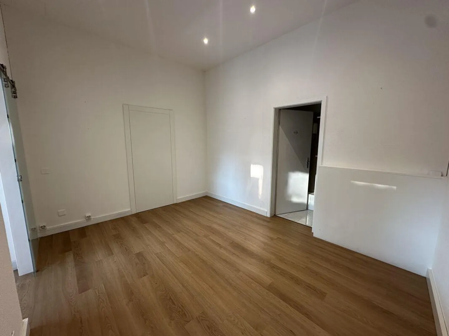 Bureau avec beaucoup de lumière sur 2 niveaux - Photo 3 sur 5