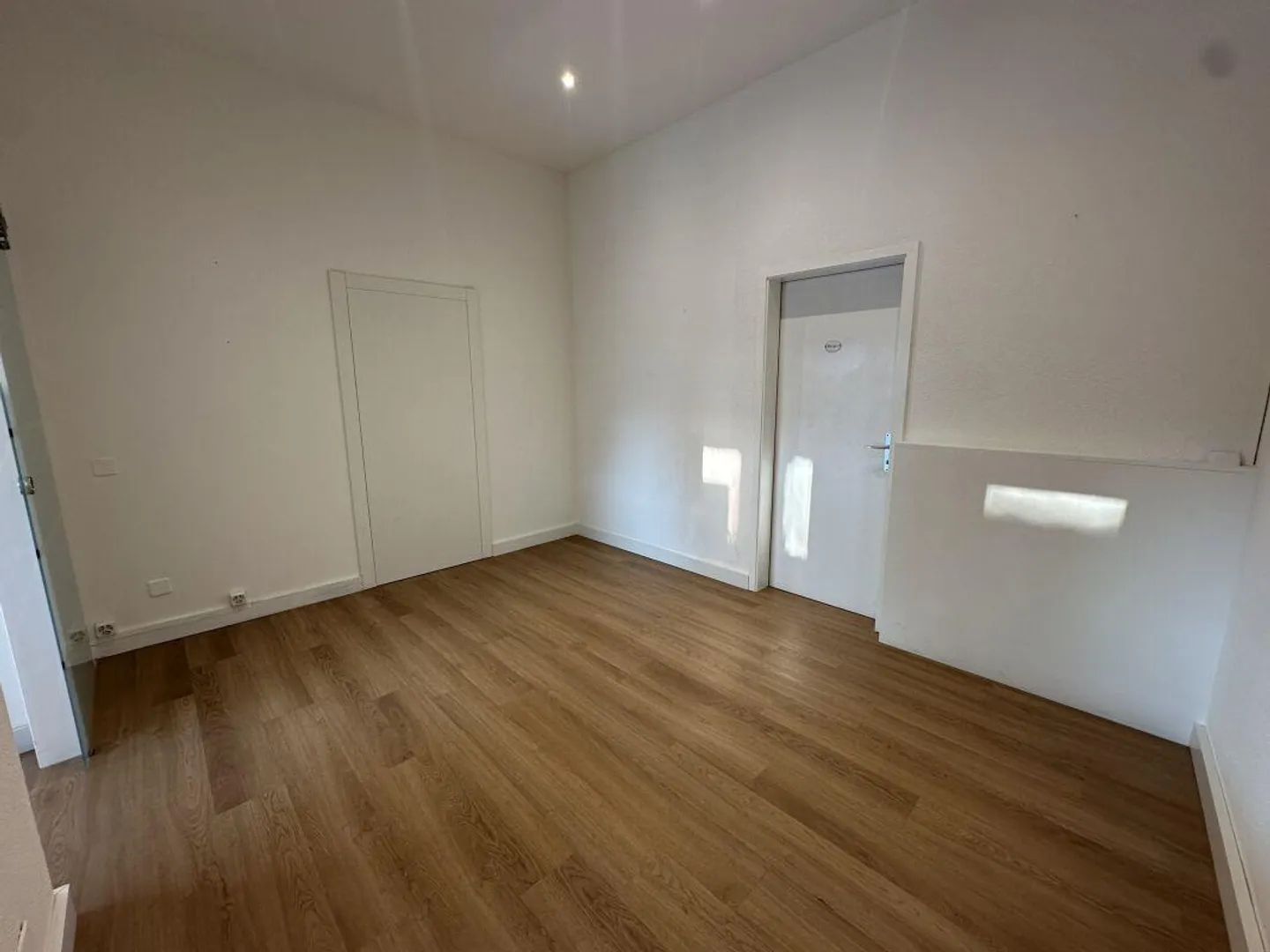Bureau avec beaucoup de lumière sur 2 niveaux - Photo 4 sur 5