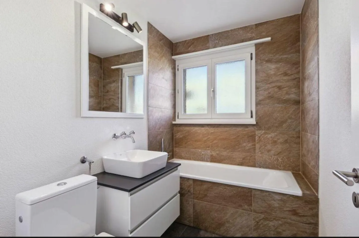 Renovated 3.5-room apartment with charm in a central location - Photo 3 of 5