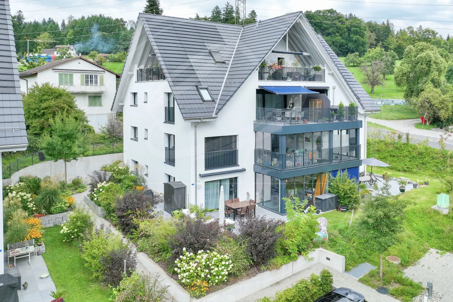 Exklusive 4½-Zimmer-Gartenwohnung mit Wintergarten - Wohnen im Grünen nahe Zürich & Zug - Foto 3 von 17