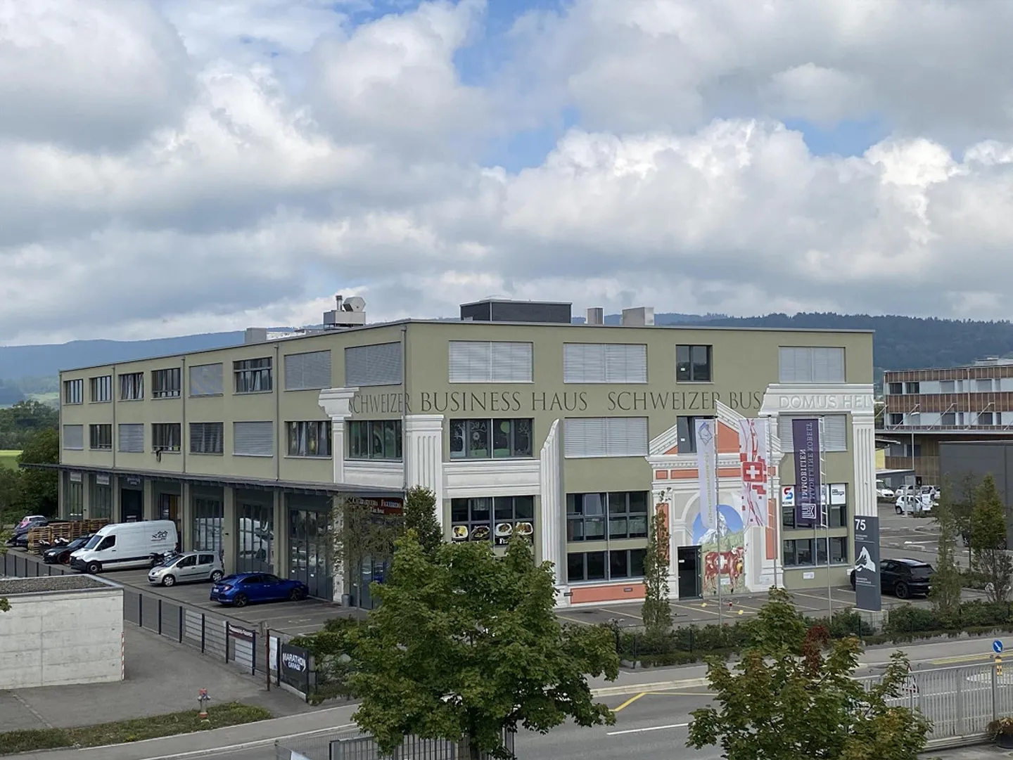 Moderne Geschäftsfläche an bester Lage in Regensdorf - Foto 1 von 5