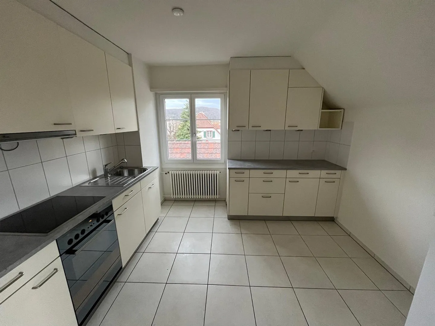Spacious 4.5-room attic apartment in the heart of Augst - Photo 3 of 9