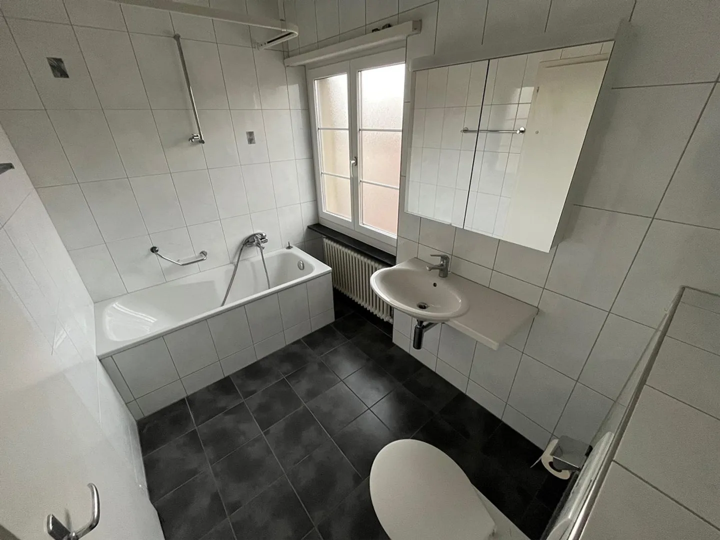 Spacious 4.5-room attic apartment in the heart of Augst - Photo 8 of 9
