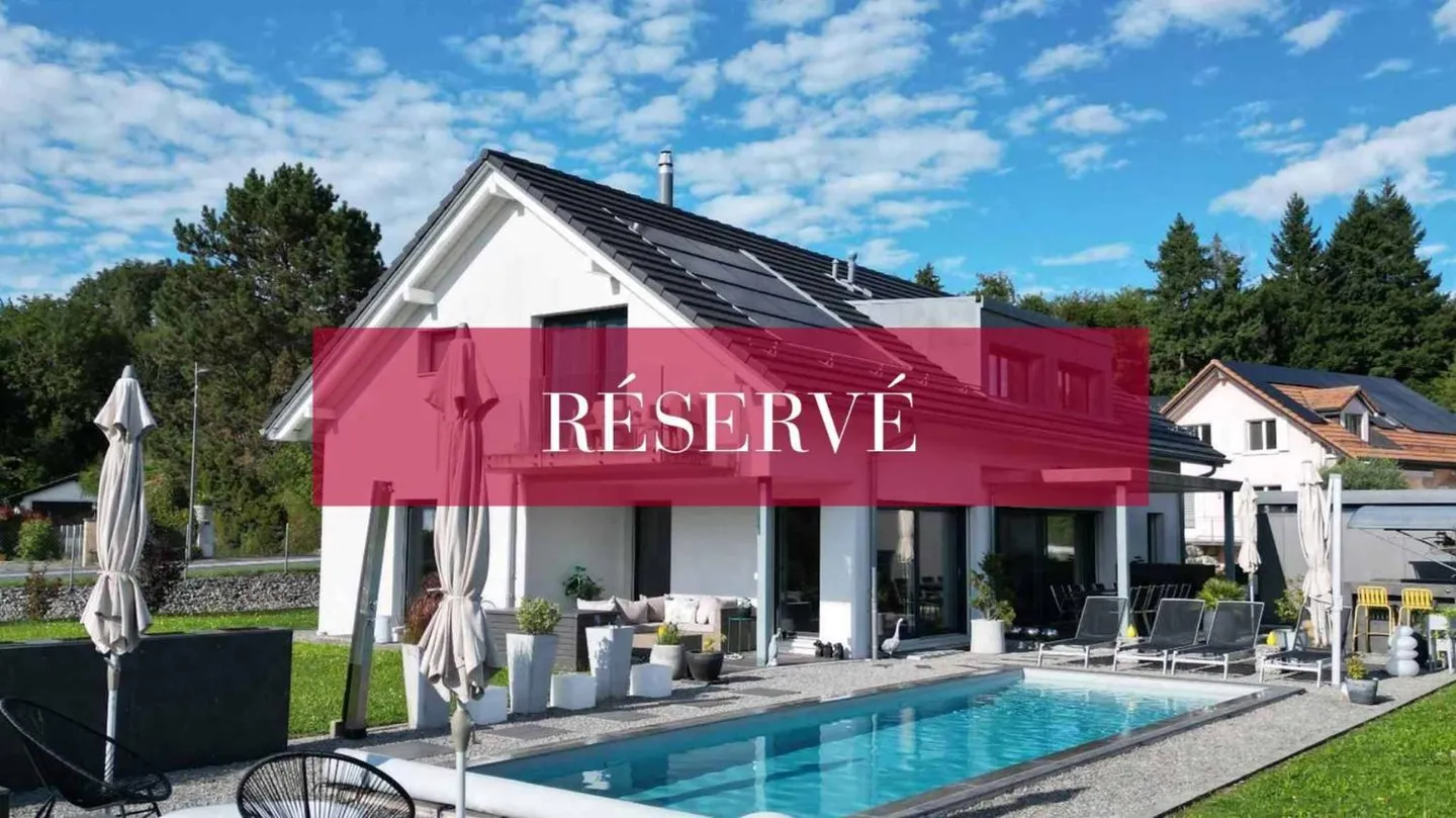 Villa indipendente moderna - Giardino, piscina e vista parziale sul lago e sulle Alpi - Foto 1 di 12