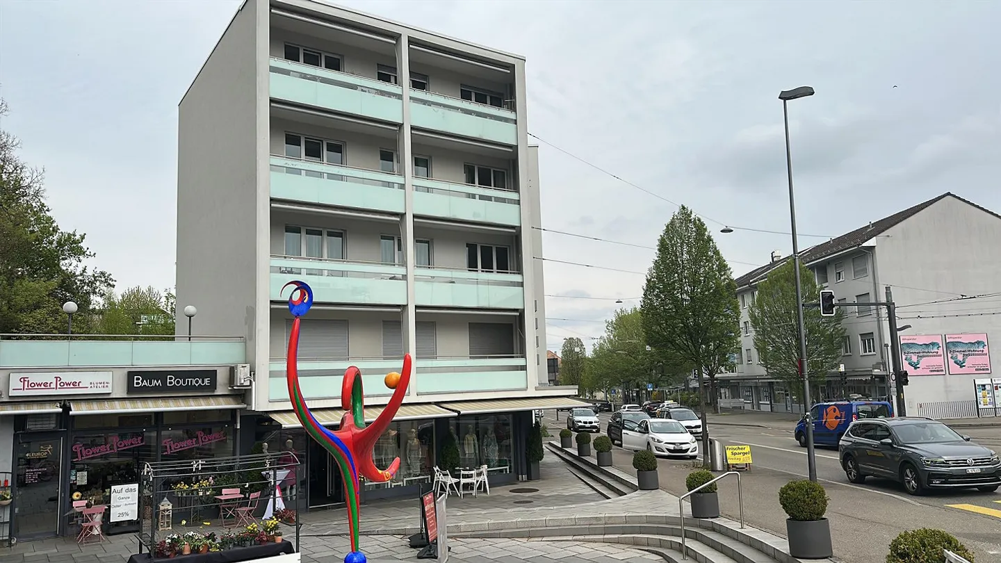 Appartement lumineux de 3 pièces avec balcon dans un emplacement central à Binningen (recherche d'un nouveau locataire à partir du 01.06.2026) - Photo 1 sur 2