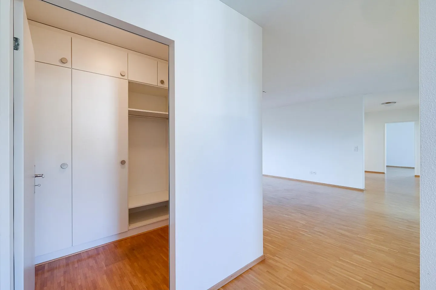 Appartement spacieux de 4,5 pièces dans un quartier calme - Photo 2 sur 11