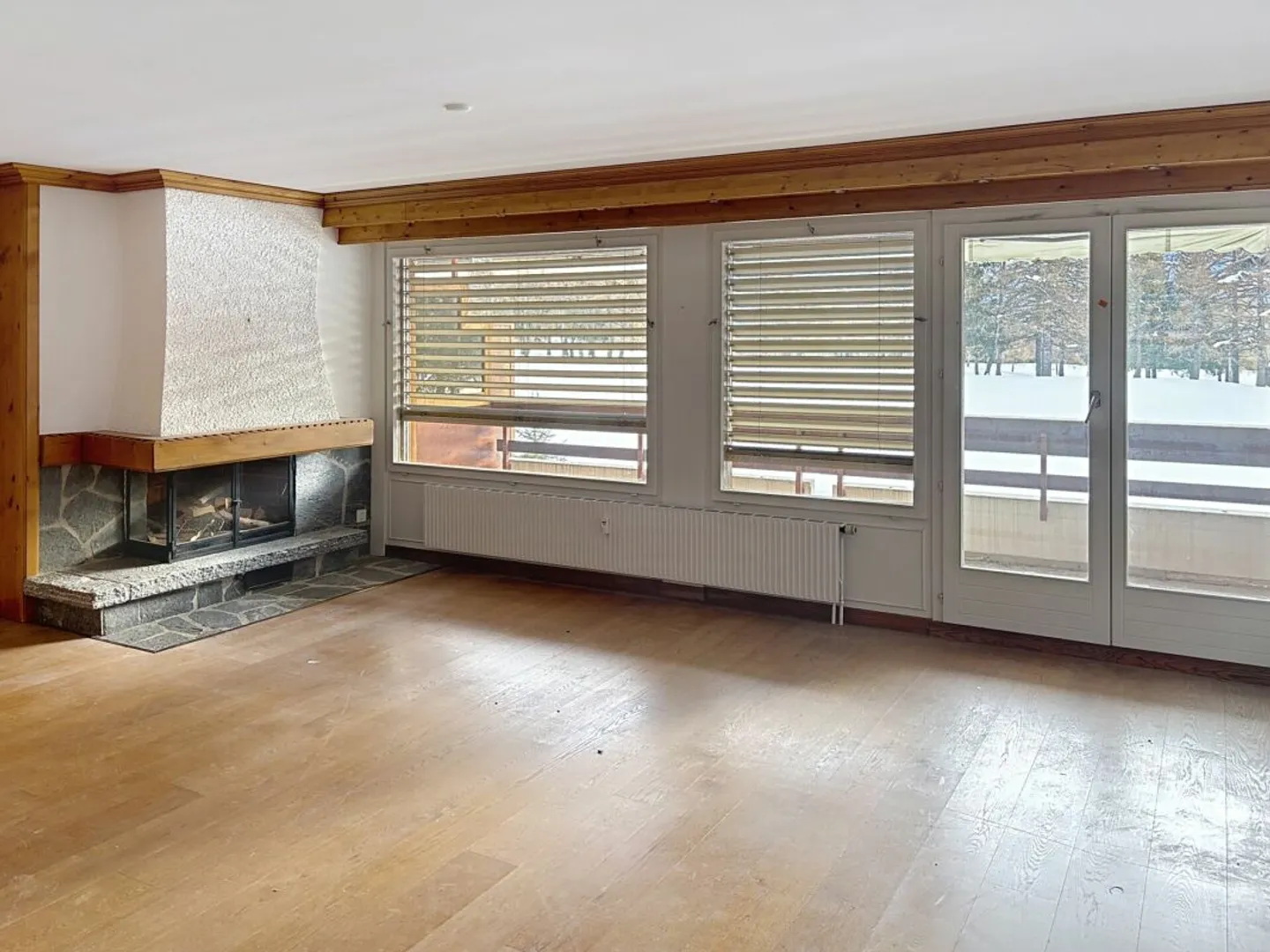 Charming Apartment with Golf View - Photo 3 of 7