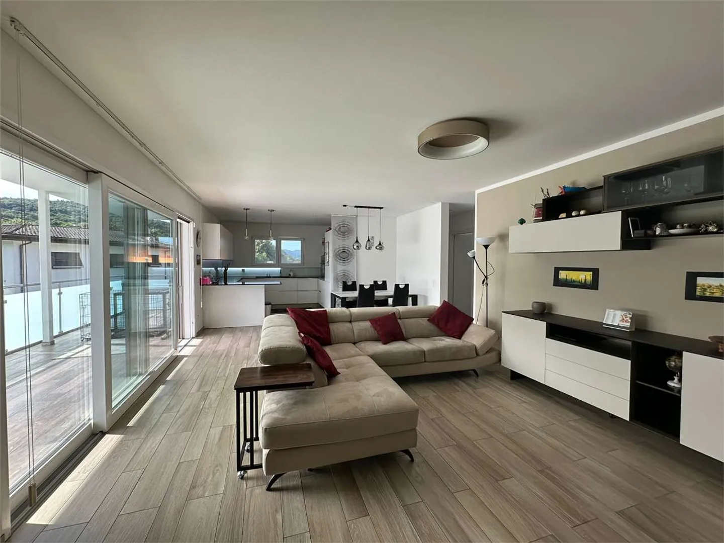 Elegant 4.5-room apartment with garden in Cadempino - Photo 4 of 12
