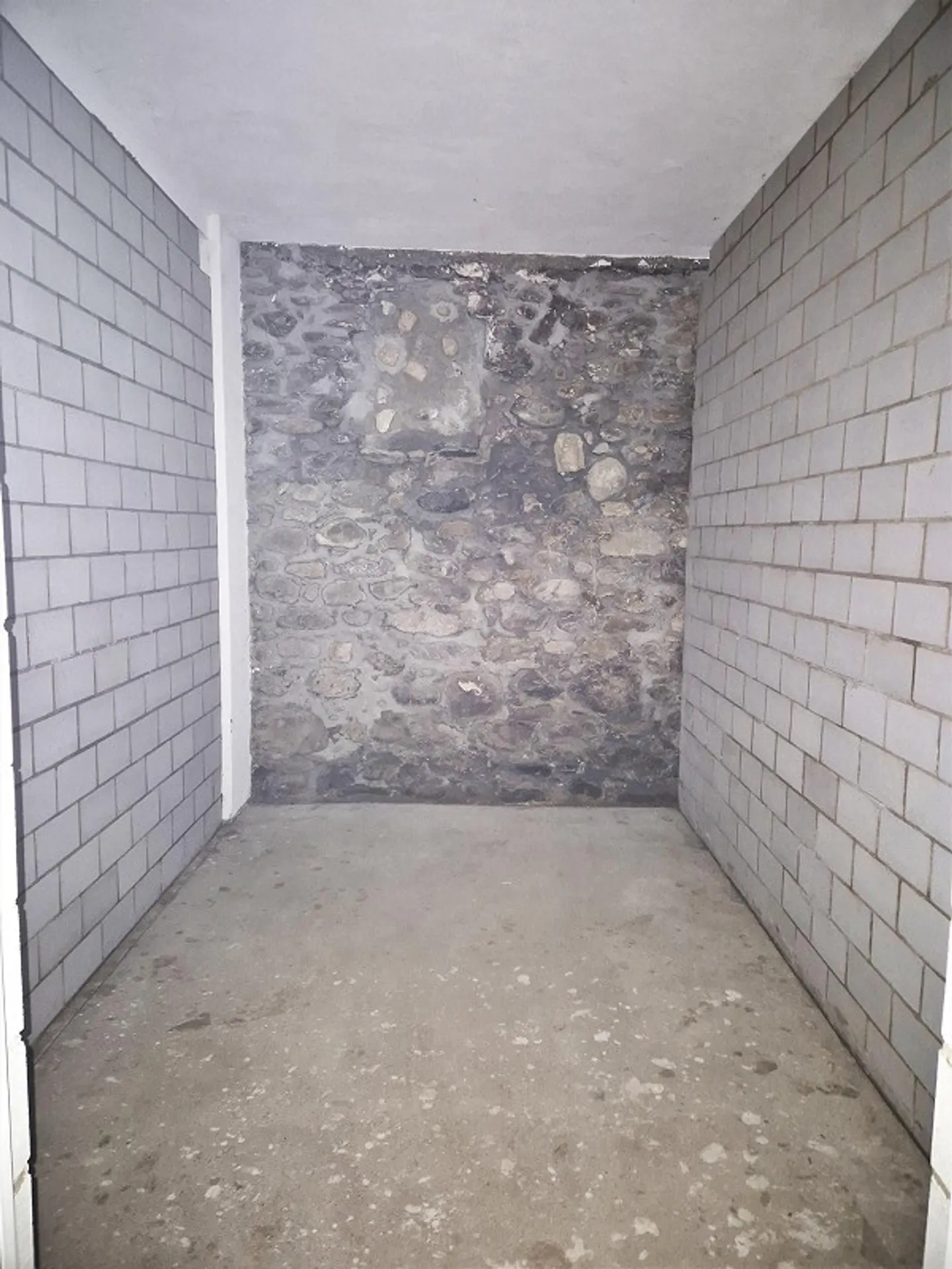 plusieurs espaces de stockage libres - Photo 8 sur 10
