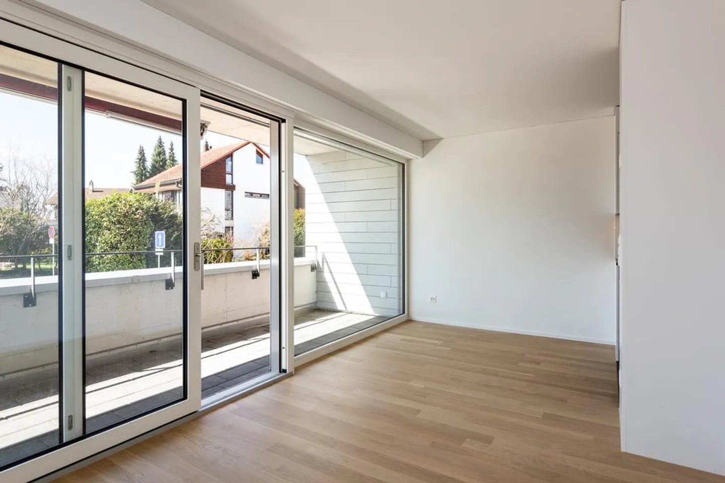 Modern 2.5-room apartment with spacious balcony - Photo 4 of 8