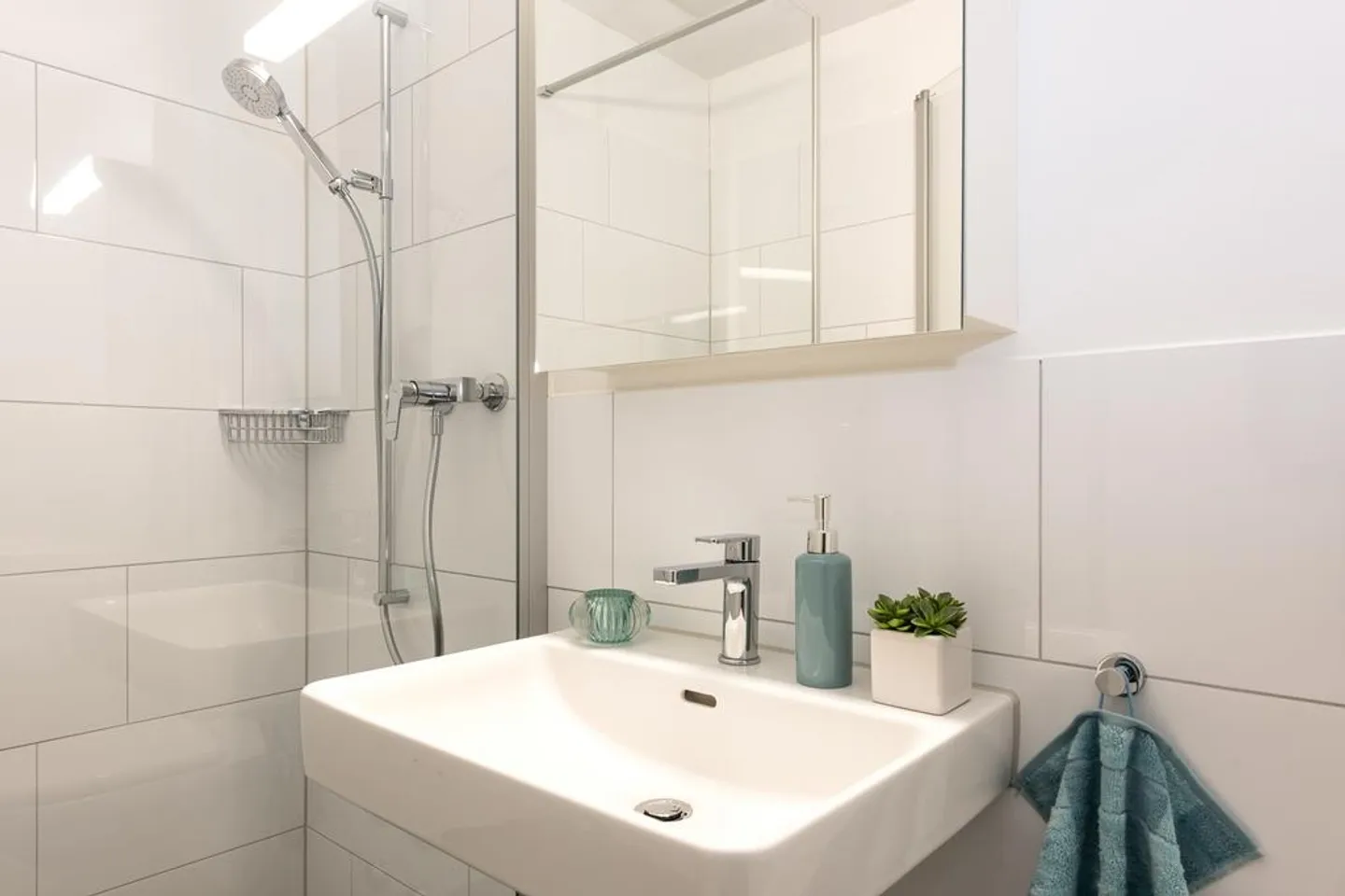 Modern 2.5-room apartment with spacious balcony - Photo 6 of 8
