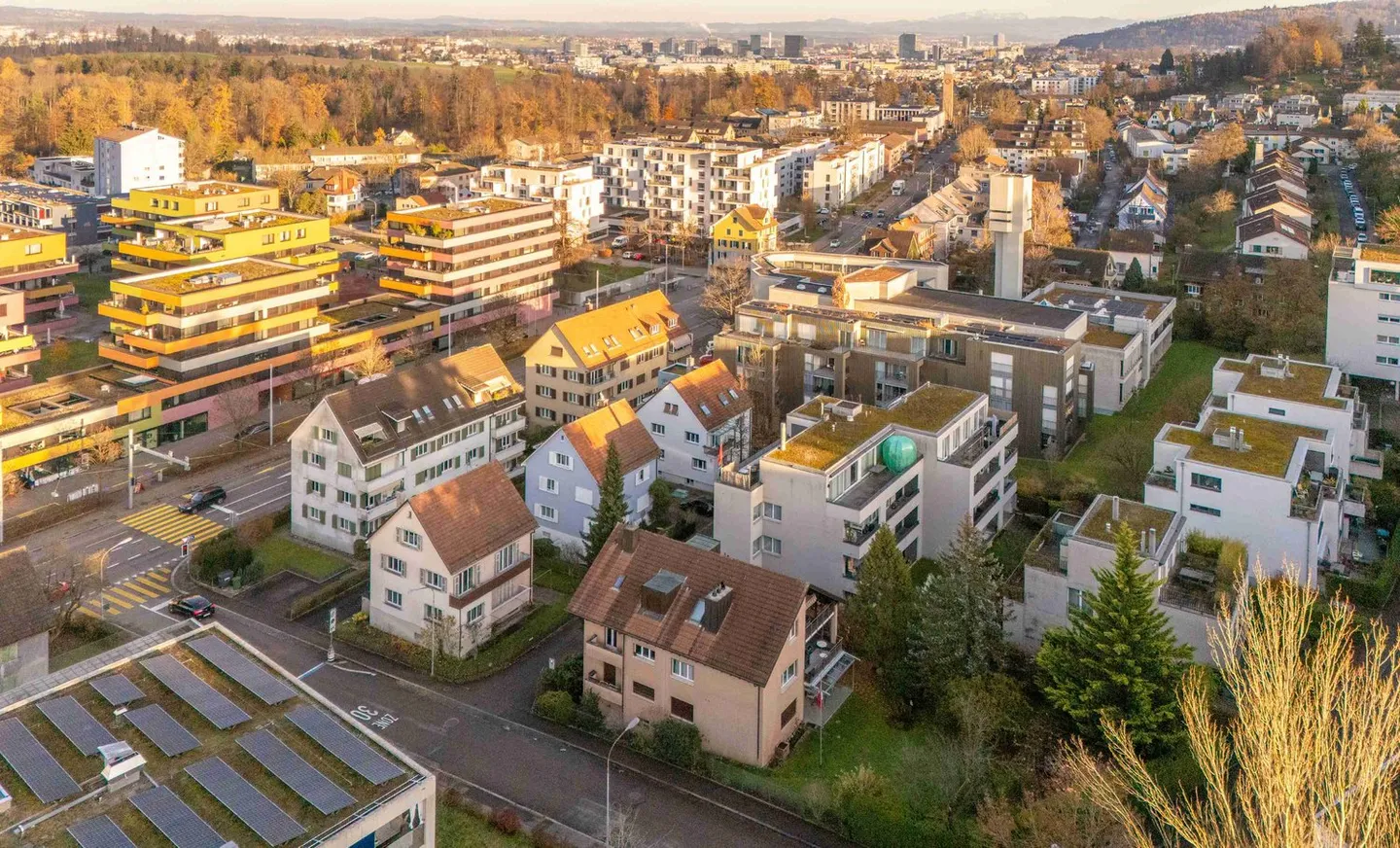 Bestandesliegenschaft mit vielseitigem Baupotenzial an bevorzugter Lage in Zürich-Affoltern - Foto 1 von 12