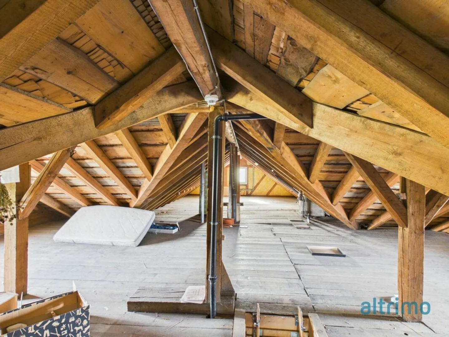 Proprietà spaziosa con potenziale di sviluppo - Foto 9 di 12