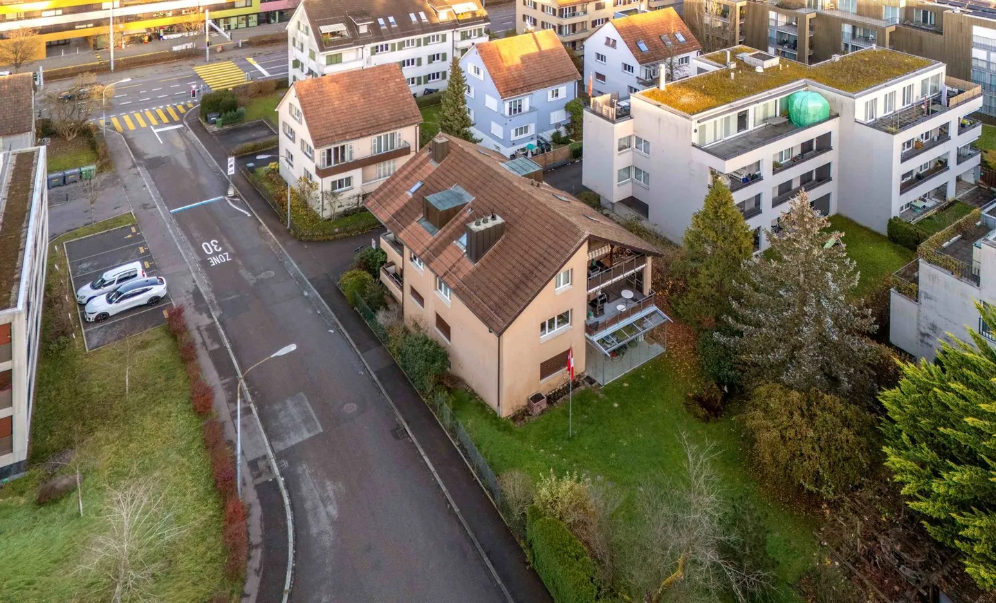 Bestandesliegenschaft mit vielseitigem Baupotenzial an bevorzugter Lage in Zürich-Affoltern - Foto 2 von 12