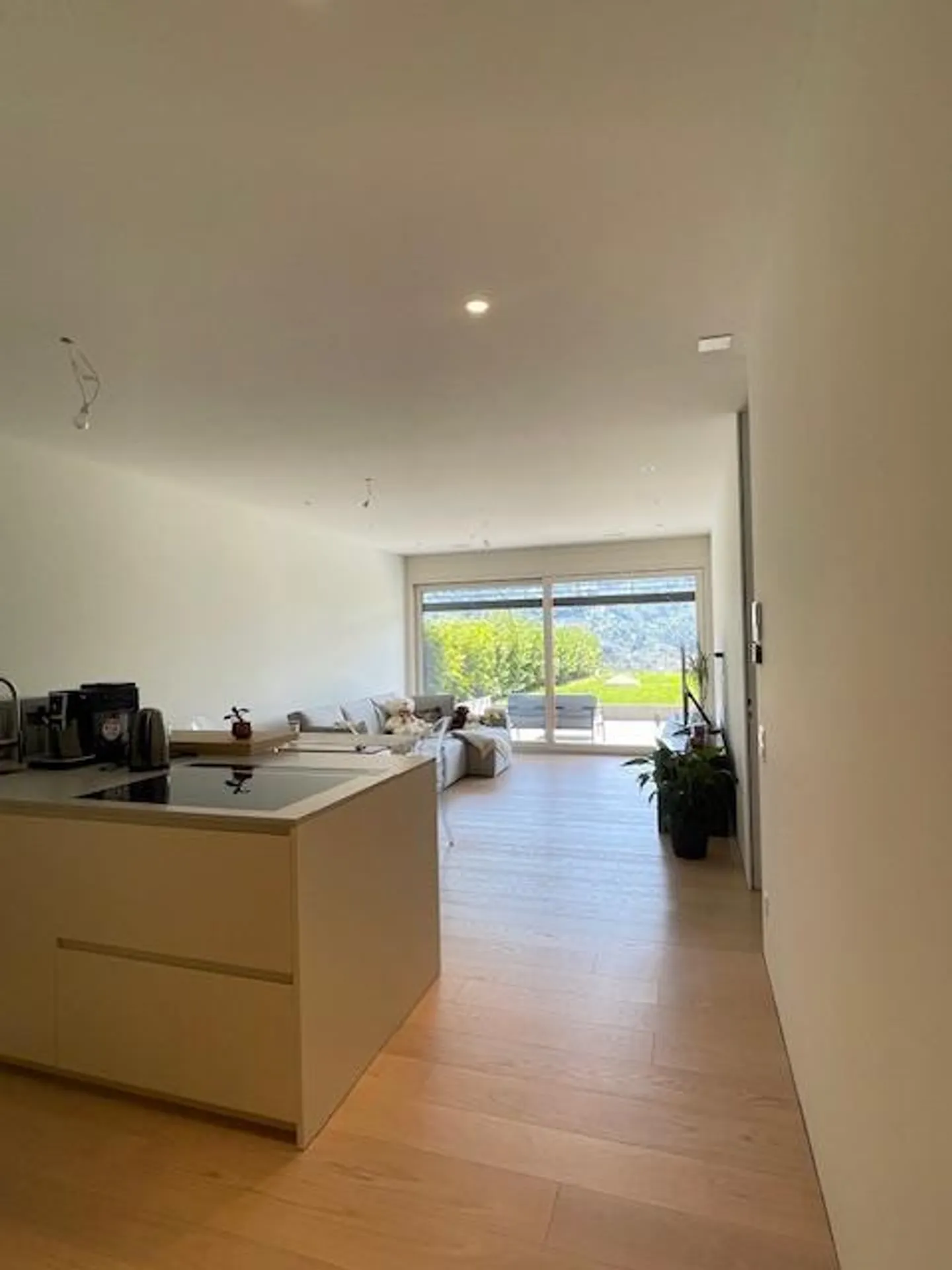 2.5 rooms with a 100 m2 garden with lake view - Photo 3 of 10