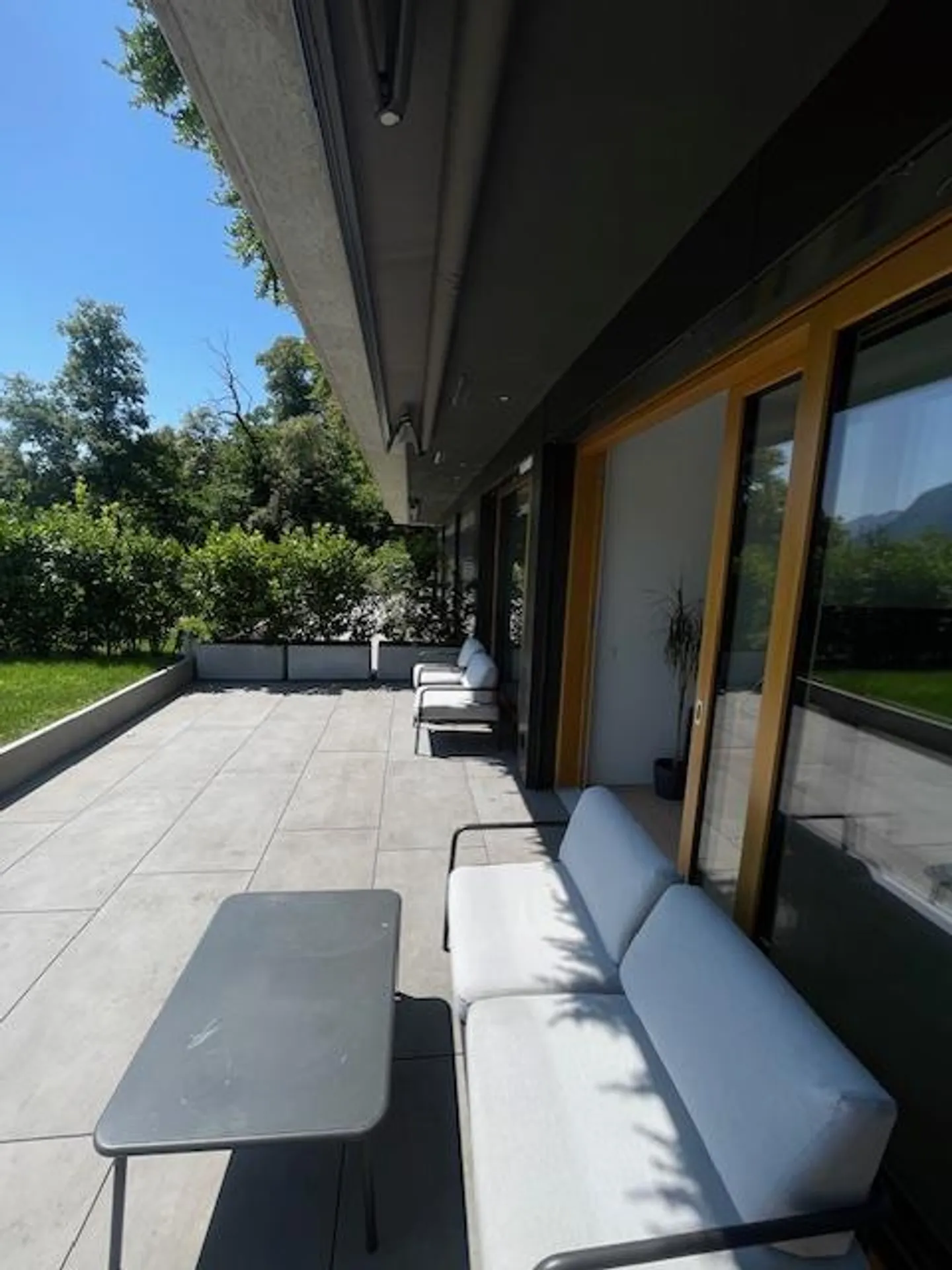 2.5 rooms with a 100 m2 garden with lake view - Photo 4 of 10