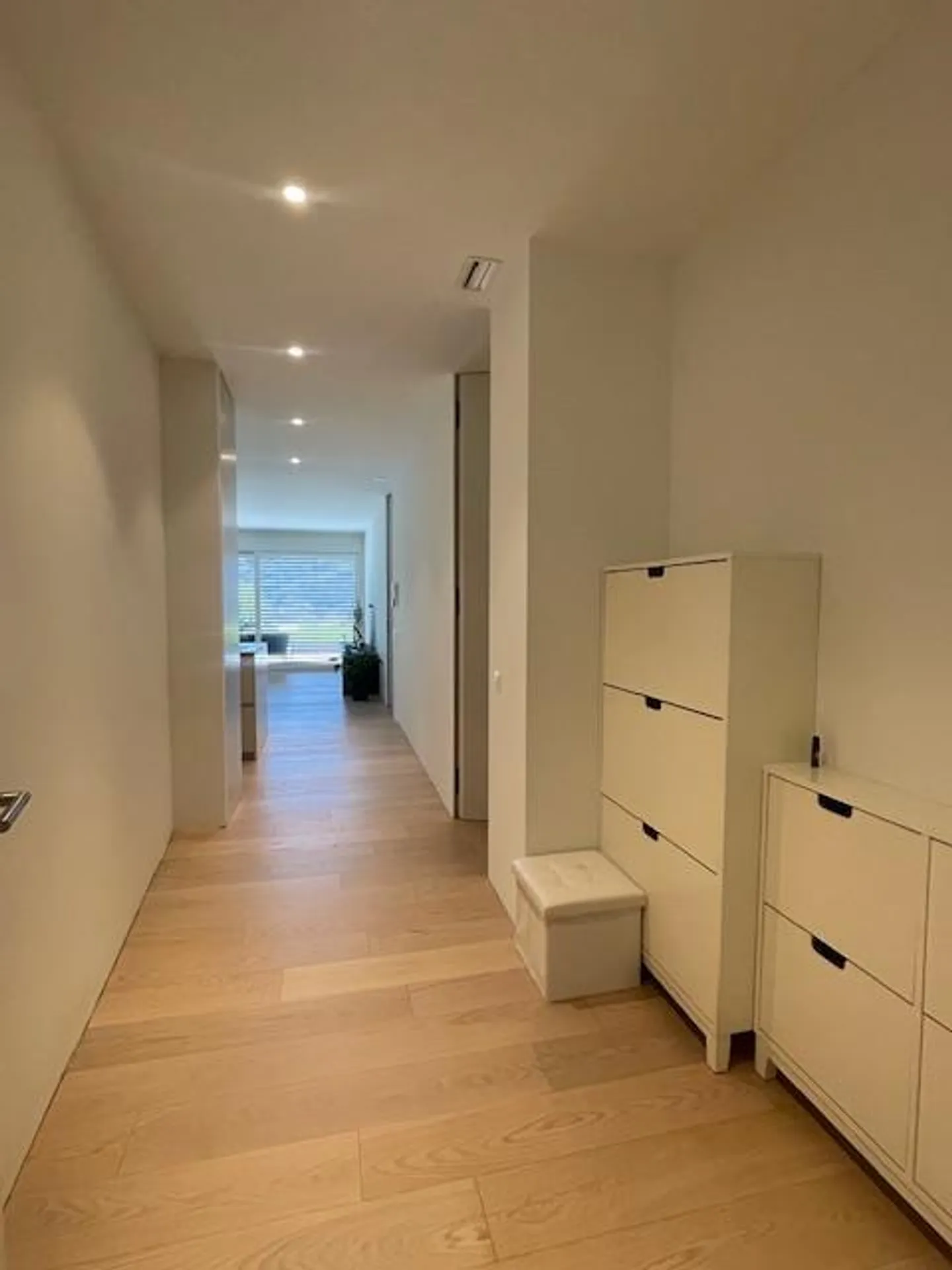 2.5 rooms with a 100 m2 garden with lake view - Photo 5 of 10