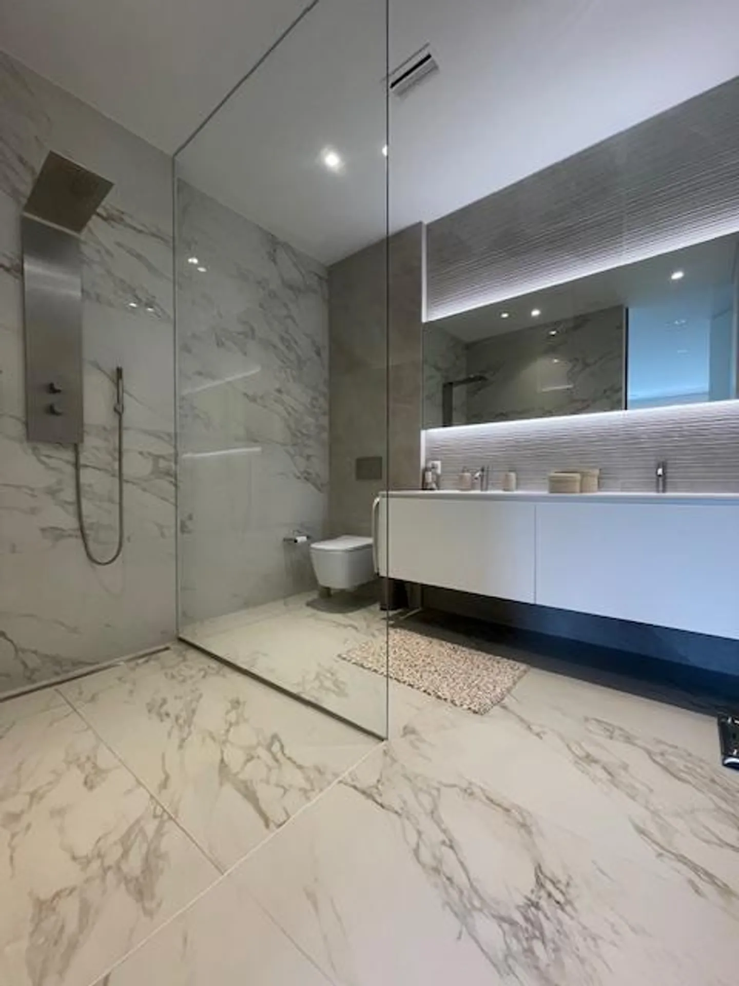 2.5 rooms with a 100 m2 garden with lake view - Photo 8 of 10