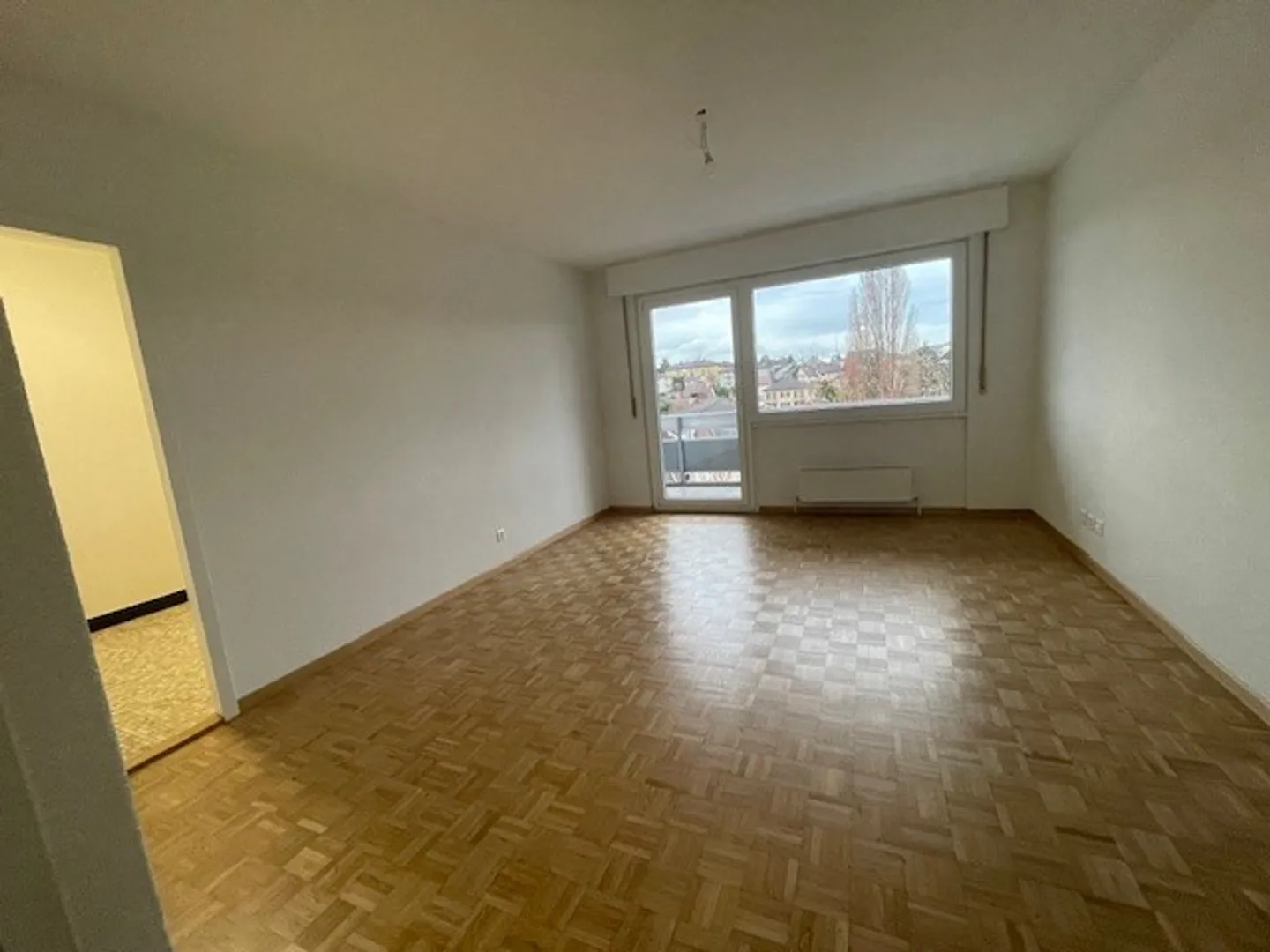 Questo appartamento di 3,5 locali, situato al 6° piano, è stato appena ristrutturato ed è pronto per una nuova locazione. Si trova in una zona residenziale tranquilla, vicino a negozi, scuole e mezzi pubblici. - Foto 1 di 8