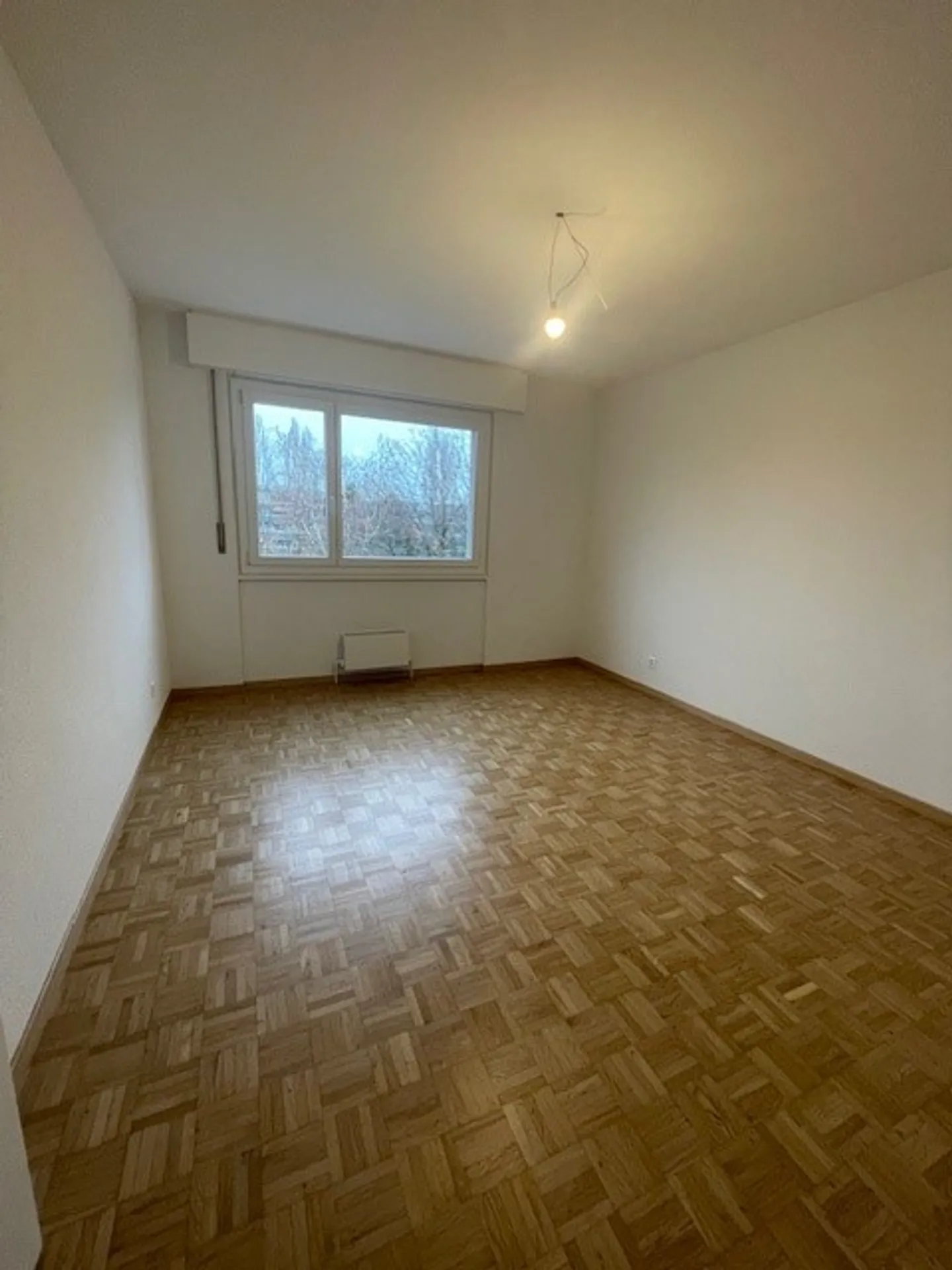 Questo appartamento di 3,5 locali, situato al 6° piano, è stato appena ristrutturato ed è pronto per una nuova locazione. Si trova in una zona residenziale tranquilla, vicino a negozi, scuole e mezzi pubblici. - Foto 2 di 8