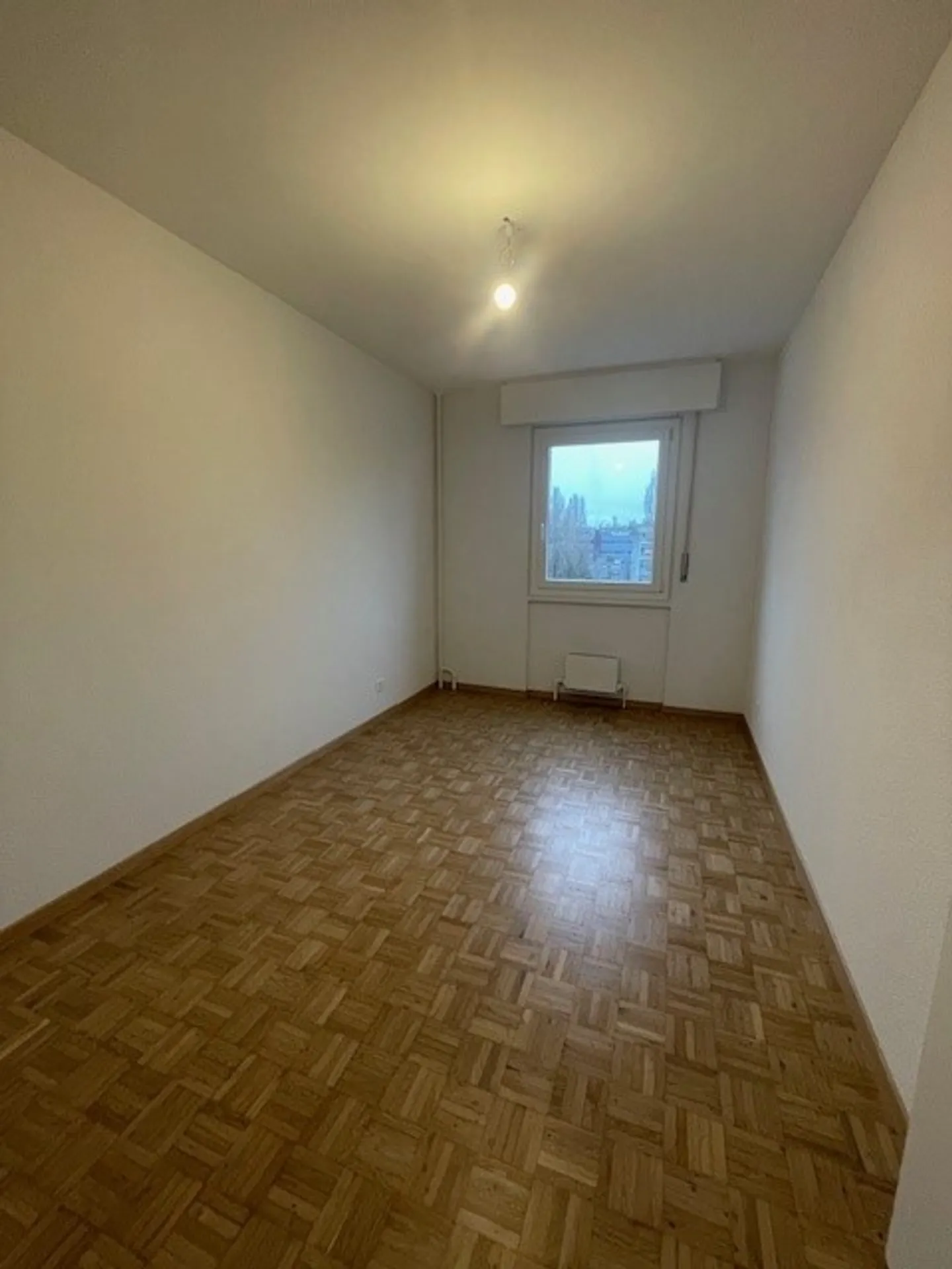 Questo appartamento di 3,5 locali, situato al 6° piano, è stato appena ristrutturato ed è pronto per una nuova locazione. Si trova in una zona residenziale tranquilla, vicino a negozi, scuole e mezzi pubblici. - Foto 3 di 8