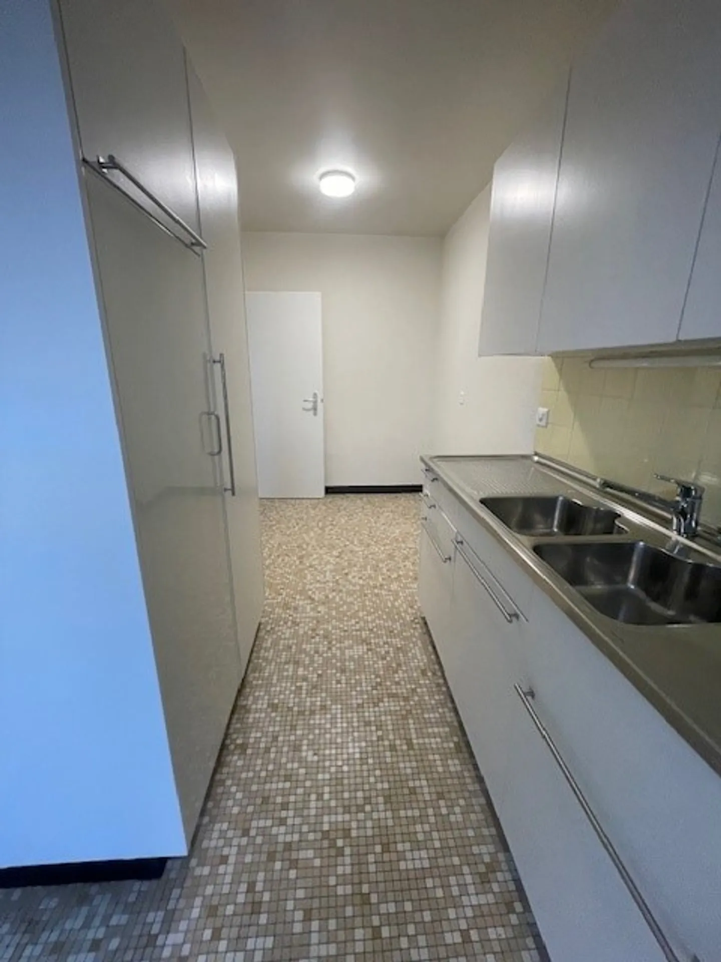 Questo appartamento di 3,5 locali, situato al 6° piano, è stato appena ristrutturato ed è pronto per una nuova locazione. Si trova in una zona residenziale tranquilla, vicino a negozi, scuole e mezzi pubblici. - Foto 4 di 8