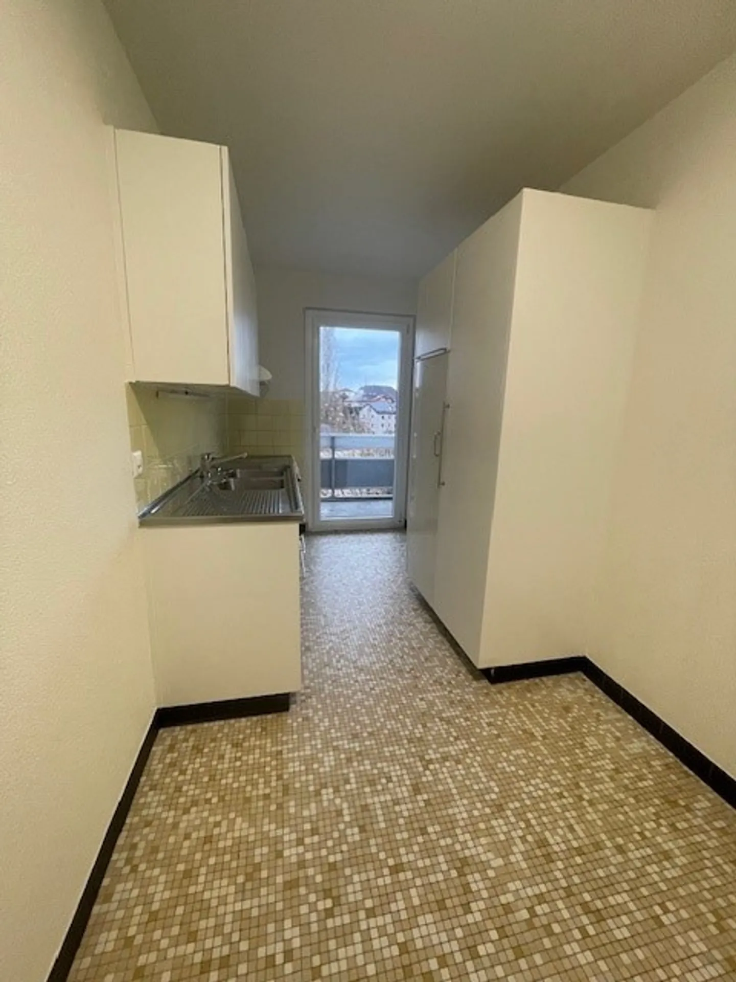 Questo appartamento di 3,5 locali, situato al 6° piano, è stato appena ristrutturato ed è pronto per una nuova locazione. Si trova in una zona residenziale tranquilla, vicino a negozi, scuole e mezzi pubblici. - Foto 5 di 8