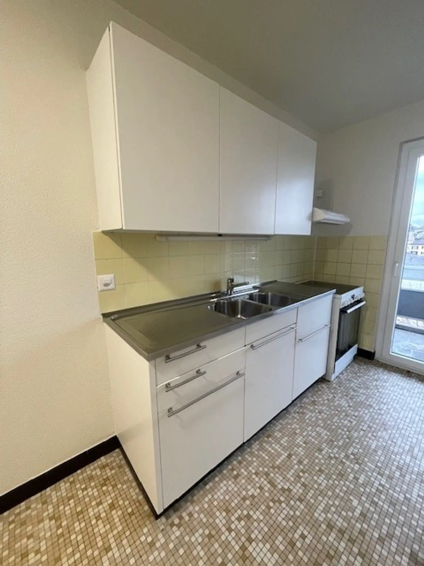 Questo appartamento di 3,5 locali, situato al 6° piano, è stato appena ristrutturato ed è pronto per una nuova locazione. Si trova in una zona residenziale tranquilla, vicino a negozi, scuole e mezzi pubblici. - Foto 6 di 8