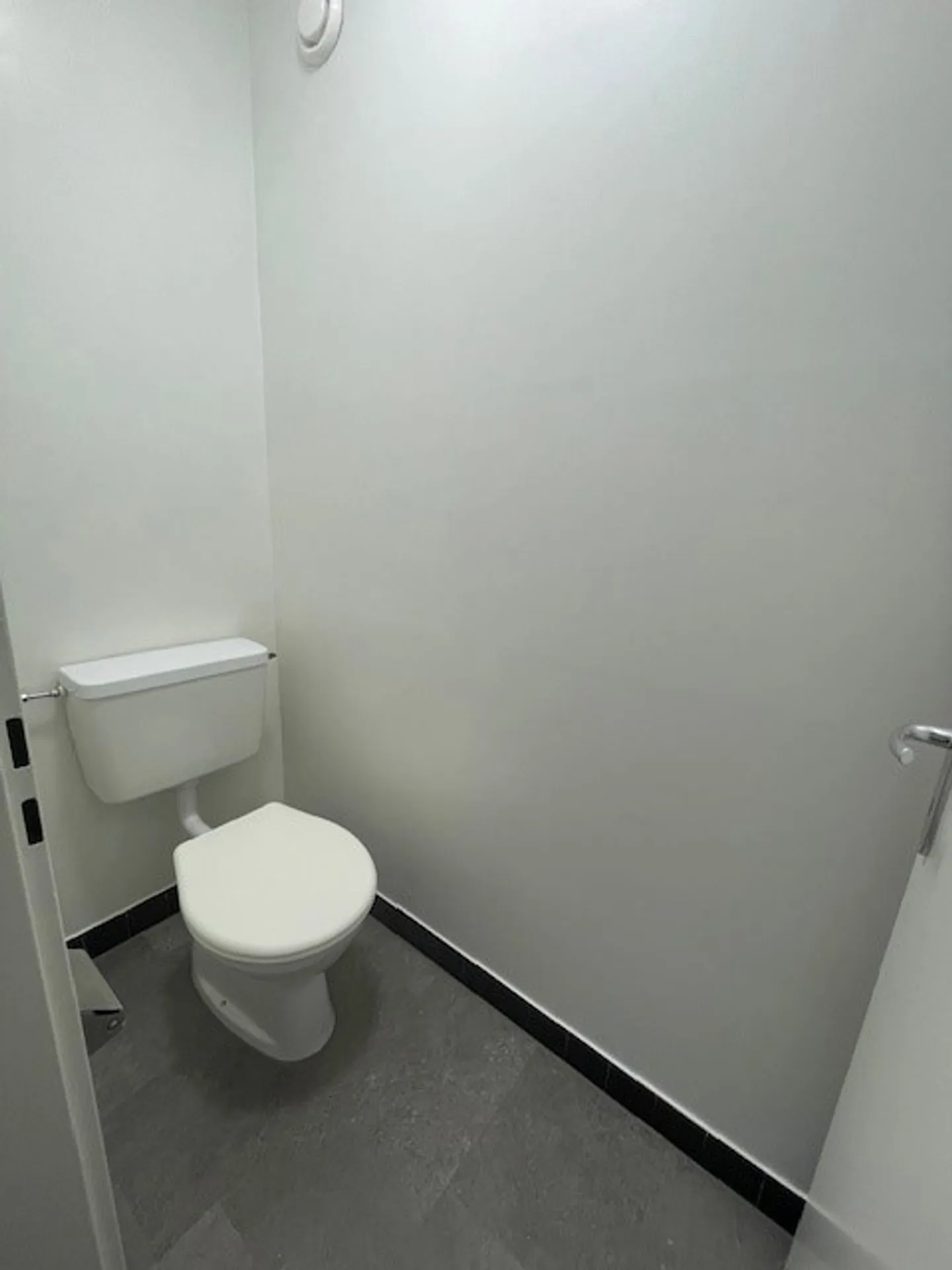 Questo appartamento di 3,5 locali, situato al 6° piano, è stato appena ristrutturato ed è pronto per una nuova locazione. Si trova in una zona residenziale tranquilla, vicino a negozi, scuole e mezzi pubblici. - Foto 7 di 8