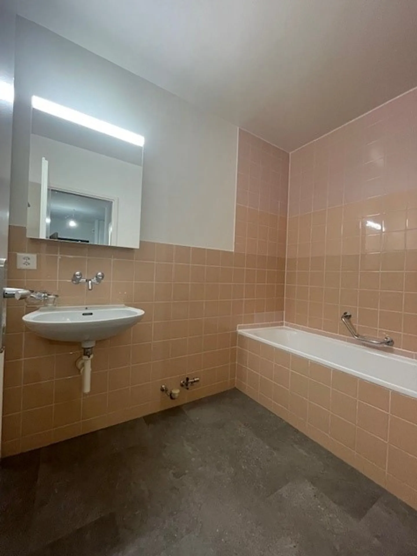 Questo appartamento di 3,5 locali, situato al 6° piano, è stato appena ristrutturato ed è pronto per una nuova locazione. Si trova in una zona residenziale tranquilla, vicino a negozi, scuole e mezzi pubblici. - Foto 8 di 8