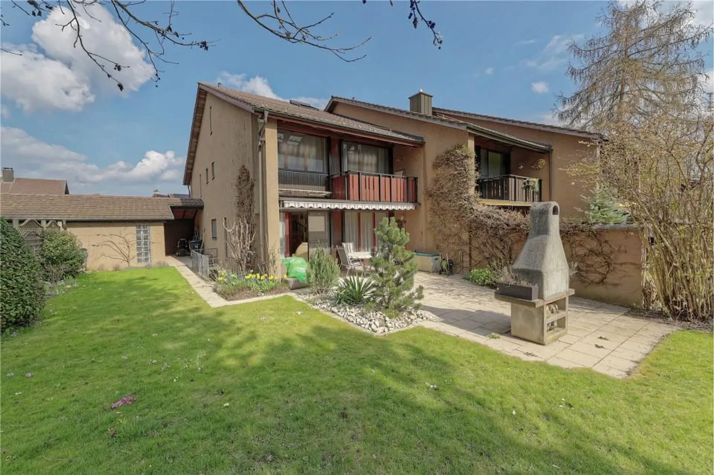 Casa angolare 5½ locali con potenziale e bel giardino - Foto 1 di 13